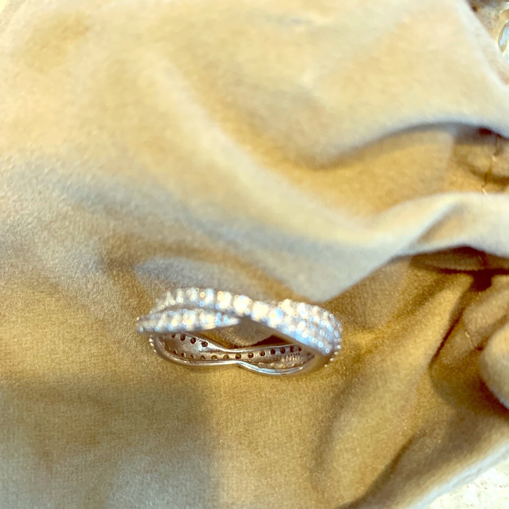 Twisted infinity ring